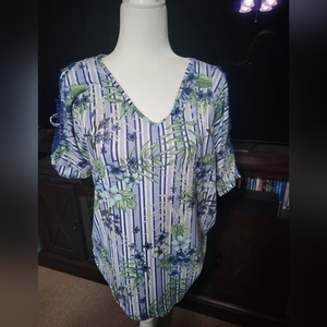 Absolutely Famous size Small cold‎ shoulder floral top